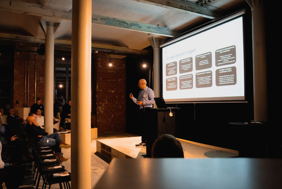 Coaching-Situation im Kurs KI-Architekt: Dozent erklärt einen Automatisierungs-Workflow