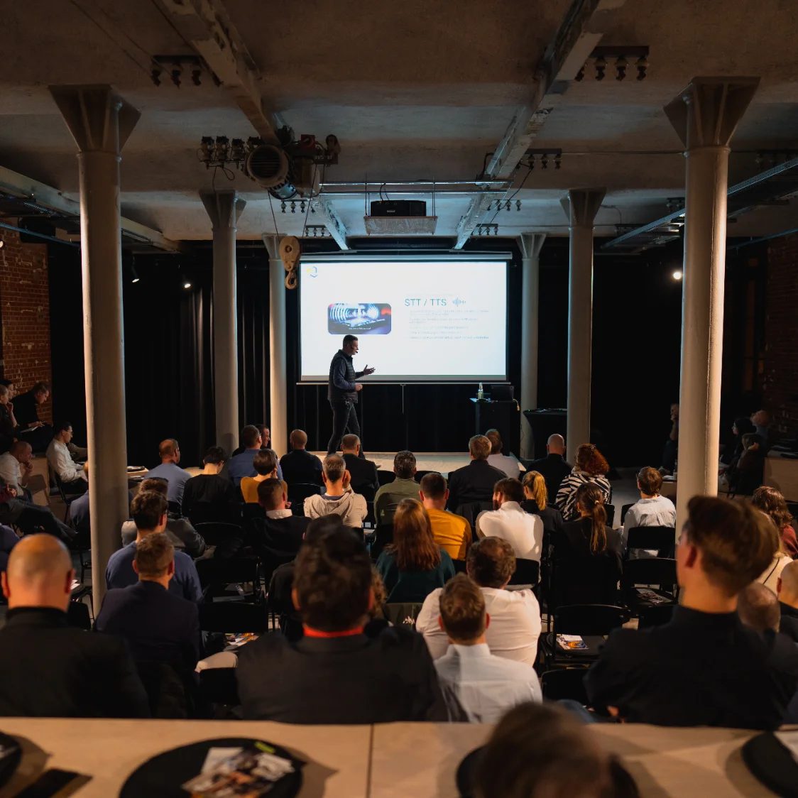 Teilnehmende des Praxiskurses KI-Architekt arbeiten im Workshop in Chemnitz an eigenen Prozessen